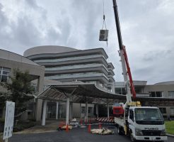 栃木県内施設 空調設備更新工事事例｜大型クレーンを使用した室外機搬入作業
