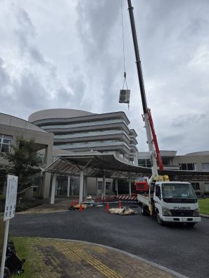 栃木県内施設 空調設備更新工事事例｜大型クレーンを使用した室外機搬入作業
